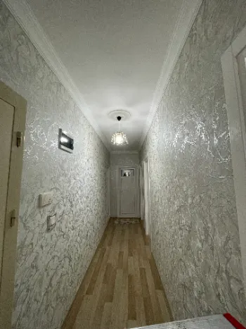 Yatak odası için pastel tonlarda boya ve duvar kağıdı kombinasyonu